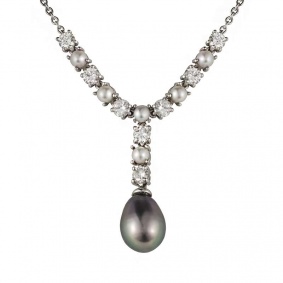 18k White Gold Diamond and Pearl Necklace